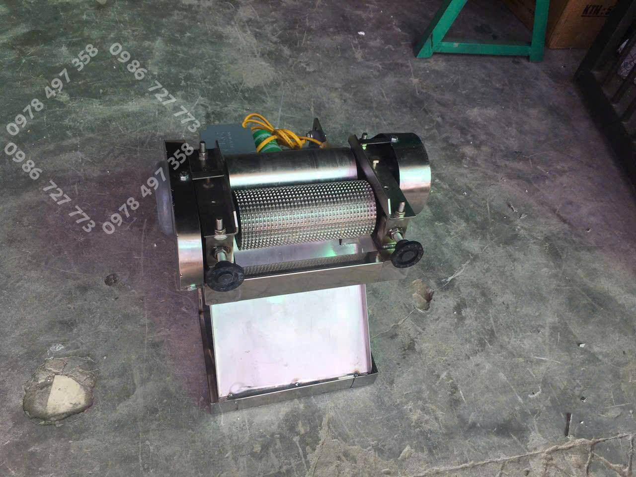 Máy cán thịt đâm thịt, lô gai, giúp cho thịt mềm và ngấm gia vị nhanh