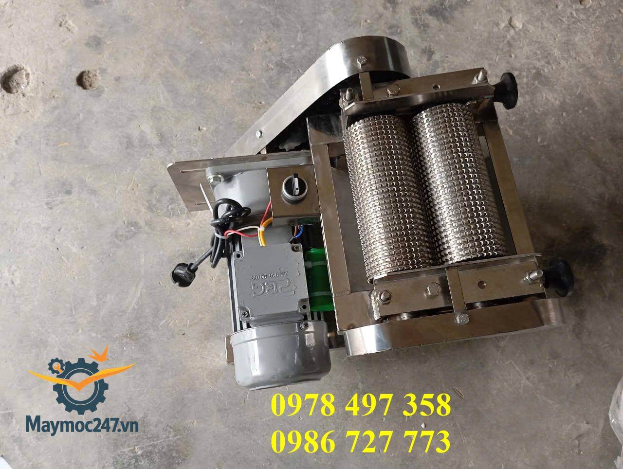 Máy dần thịt, cán mềm thịt. Có 2 lô gân giúp tẩm thấm sâu gia vị