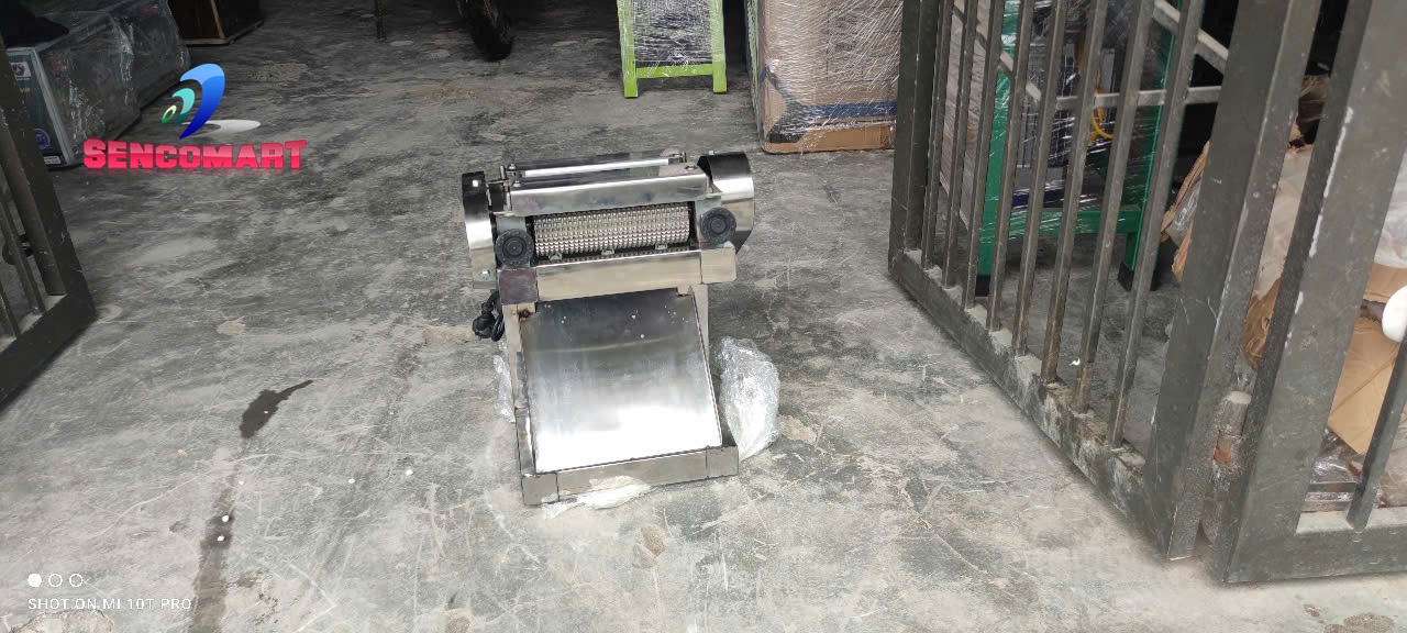 Máy dần thịt cốt lết có xương nhờ có công tắc đảo chiều SCT 17 PLUS